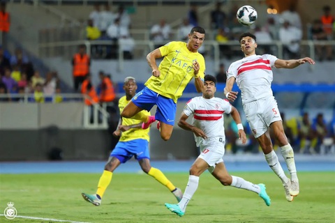 Ronaldo tỏa sáng để 'giải cứu' Al Nassr - Ảnh 1. Cú đánh đầu thành bàn của Ronaldo vào lưới Zamalek - Ảnh: AL NASSR
