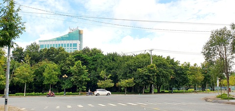 Nhiều khu đất "vàng" ở miền Tây bỏ hoang - Ảnh 1. Khu đất “vàng” vòng xoay cồn Cái Khế, TP Cần Thơ nhiều năm chưa được khai thác - Ảnh: LÊ DÂN