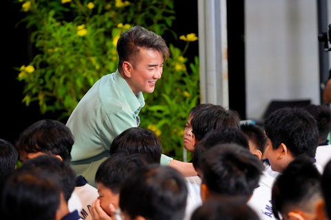 Phương Mỹ Chi phẫn nộ vì bị Đàm Vĩnh Hưng đạp một cú chí mạng - Ảnh 7. Dàn cast Đại chiến ẩm thực đến thăm mái ấm Don Bosco Cần Giờ