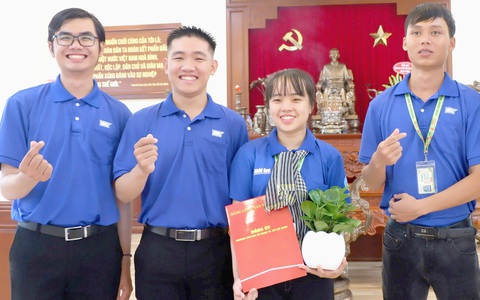Lớn lên cùng hè tình nguyện - Ảnh 1. Bạn bè chúc mừng Phan Nguyễn Quỳnh Như trong ngày vào Đảng tại mặt trận xã đảo Thạnh An (huyện Cần Giờ, TP.HCM)