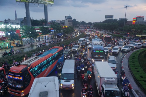 Nghị quyết 98: TP.HCM nghiên cứu mở rộng quốc lộ 1,13,22 - Ảnh 1. Nghị quyết 98 mở ra rất nhiều cơ chế mới giúp TP triển khai dự án giao thông, trong đó có mở rộng quốc lộ 13 - Ảnh: ĐỨC PHÚ