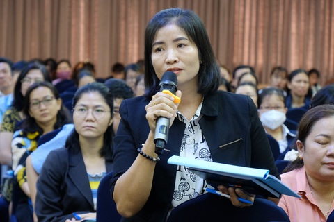 Tranh cãi tuổi nghỉ hưu: không đánh đồng tuổi nghề và tuổi hưu - Ảnh 1. Đại diện doanh nghiệp nêu ý kiến về vấn đề tuổi nghỉ hưu tại hội nghị đối thoại về bảo hiểm xã hội ngày 4-8 - Ảnh: VŨ THỦY