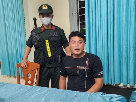 Bắt 2 người ở Phú Quốc đua xe và ném pháo nổ vào người dân - Ảnh 1. Phạm Văn Hường tại cơ quan công an - Ảnh: Công an cung cấp
