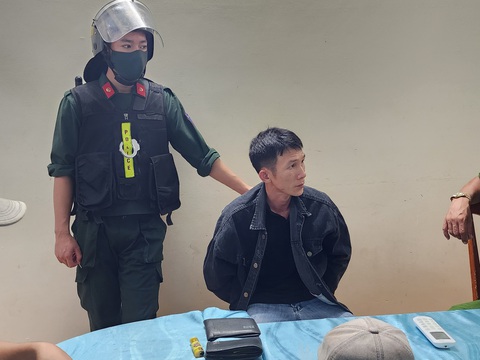 Bắt 2 người ở Phú Quốc đua xe và ném pháo nổ vào người dân - Ảnh 2. Phạm Quốc Tây tại cơ quan công an - Ảnh: Công an cung cấp