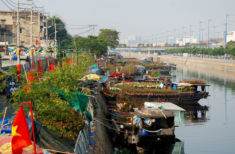NHIỀU ĐIỂM DU LỊCH THÚ VỊ DỌC SÔNG SÀI GÒN - Ảnh 15. Mỗi mùa xuân về, bến Bình Đông ngập tràn hoa mai, vàng rực một đoạn sông dài, họp thành chợ hoa - Ảnh: VÕ LINH