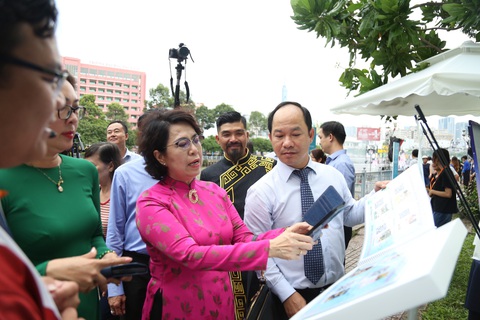 Lãnh đạo quét mã QR đề tìm hiểu chương trình du lịch - Ảnh: PHƯƠNG QUYÊN Quét mã QR để tìm hiểu chương trình du lịch - Ảnh: PHƯƠNG QUYÊN