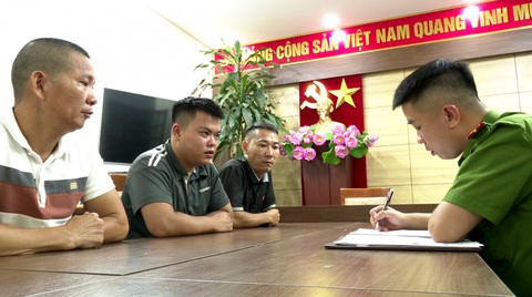 Triệu tập nhóm người đánh nam sinh sau chỉ đạo của thiếu tướng Đinh Văn Nơi - Ảnh 3. Nhóm người có hành vi chặn xe, hành hung tài xế tại cơ quan điều tra - Ảnh: QUỐC XÃ