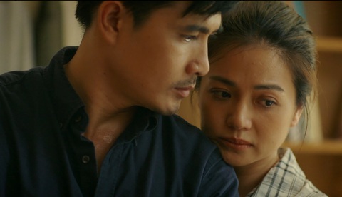 'Gia đình mình vui bất thình lình': Đời đã phủ, xem phim còn phủ hơn đời - Ảnh 1. Vợ chồng Công và Phương trong phim Gia đình mình vui bất thình lình - Ảnh: ĐPCC