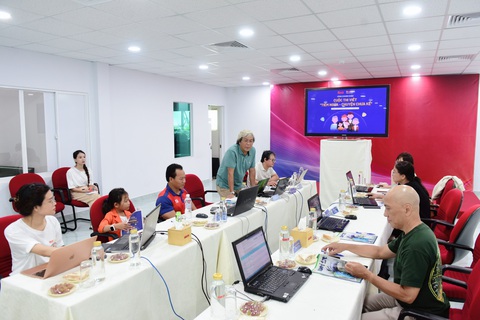 205 bài viết "Tiêm ngừa - Chuyện chưa kể" vào vòng chung khảo - Ảnh 2. Giám khảo tham gia chấm chung khảo cuộc thi viết “Tiêm ngừa - chuyện chưa kể” - Ảnh: DUYÊN PHAN