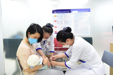 205 bài viết "Tiêm ngừa - Chuyện chưa kể" vào vòng chung khảo - Ảnh 1. Tiêm ngừa vắc xin cho trẻ tại VNVC - Ảnh: DUYÊN PHAN