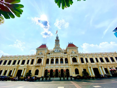 NHIỀU ĐIỂM DU LỊCH THÚ VỊ DỌC SÔNG SÀI GÒN - Ảnh 3. Ủy ban nhân dân quận 1 hướng ra phố đi bộ Nguyễn Huệ và sông Sài Gòn - Ảnh: MINH HUYỀN