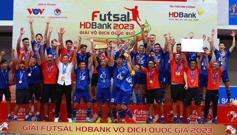CLB Thái Sơn Nam TP.HCM lấy lại chức vô địch futsal quốc gia đầy nghẹt thở - Ảnh 1. Niềm vui vô địch của các cầu thủ Thái Sơn Nam TP.HCM - Ảnh: LÝ THANH