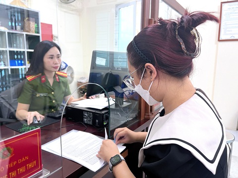 Xác nhận cư trú online: Dân vẫn gặp khó - Ảnh 1. Người dân hỏi thủ tục đăng ký thông tin tạm trú tại công an một phường ở Hà Nội - Ảnh: PHẠM TUẤN