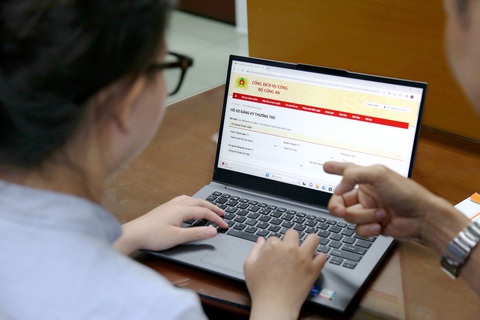 Xác nhận cư trú online: Dân vẫn gặp khó - Ảnh 3. Người dân ở quận Gò Vấp, TP.HCM đăng ký thông tin tạm trú trên cổng dịch vụ công quốc gia - Ảnh: P.QUYÊN