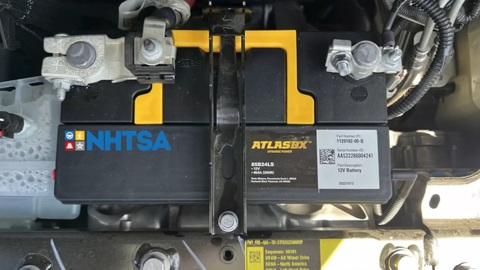 Kẹt trong xe điện vì… cạn ắc quy, không mở được cửa - Ảnh 3. Chủ xe Tesla muốn hãng có cảnh báo sớm về tình trạng của ắc quy - Ảnh: ABC7