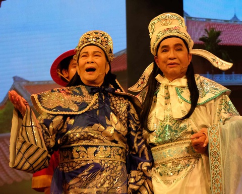 Minh Cảnh (bìa trái) tái ngộ người em Thanh Tuấn trong trích đoạn Mùa thu trên Bạch Mã Sơn tối 5-8 - Ảnh: LINH ĐOAN Minh Cảnh (trái) tái ngộ người em Thanh Tuấn trong trích đoạn Mùa thu trên Bạch Mã Sơn tối 5-8 - Ảnh: LINH ĐOAN