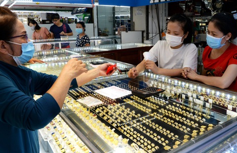Mua bán vàng tại chợ Thiếc, quận 11, TP.HCM - Ảnh: T.T.D. Mua bán vàng tại chợ Thiếc, quận 11, TP.HCM - Ảnh: T.T.D.