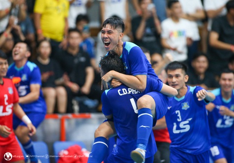 CLB Thái Sơn Nam TP.HCM lấy lại chức vô địch futsal quốc gia đầy nghẹt thở - Ảnh 1. Niềm vui của các cầu thủ Thái Sơn Nam TP.HCM sau bàn thắng ở giây cuối cùng - Ảnh: LÝ THANH