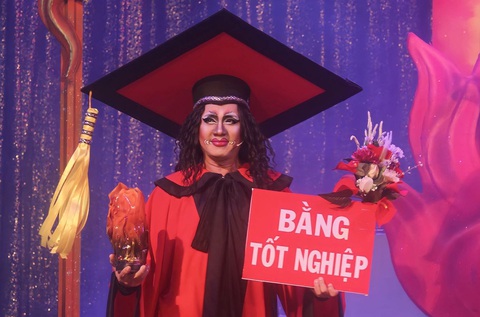 NSƯT Thành Lộc đưa trend 'hoa hậu trà sữa' vào Ngày xửa ngày xưa - Ảnh 1. NSƯT Thành Lộc có màn "bắt trend" cực hài hước trong Ngày xửa ngày xưa 34.