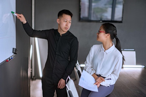 Yêu nơi công sở - chuyện gì có thể xảy ra? - Ảnh 1. Tình cảm nơi công sở dễ nảy sinh nhưng không dễ che giấu - Ảnh: Pexels