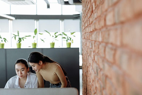 Yêu nơi công sở - chuyện gì có thể xảy ra? - Ảnh 2. Bị ‘buôn chuyện’ về mối quan hệ cá nhân là điều bạn cần đề phòng - Ảnh: Pexels
