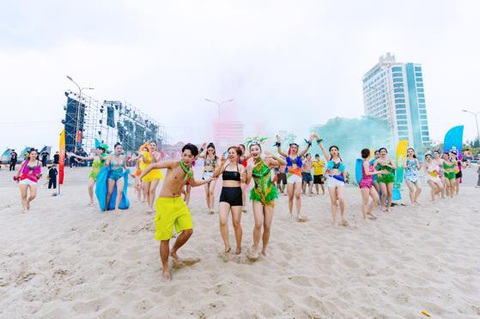 Bùng nổ màu sắc với chuỗi hoạt động Huda Beach Carnival 2023 tại Nghệ An - Ảnh 2. Du khách tham gia có cơ hội hòa mình vào các vũ điệu Carnival sôi động cùng dàn vũ công của sự kiện.