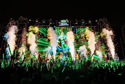 Bùng nổ màu sắc với chuỗi hoạt động Huda Beach Carnival 2023 tại Nghệ An - Ảnh 6. Khán giả cháy hết mình tại đêm nhạc hội, cùng tạo nên biển màu xanh đặc trưng của Huda.