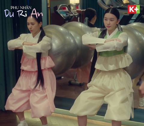 Hốt hoảng, sửng sờ, cười ngất cùng Phu nhân Du Ri An - Ảnh 3. Nữ nhân Joseon mặc hanbok tập gym khiến khán giả cười ra nước mắt