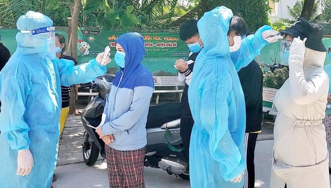 Hội ngộ chiến sĩ tình nguyện TP.HCM các thời kỳ - Ảnh 5. Tình nguyện viên tại TP.HCM tham gia phòng chống dịch COVID-19 thời điểm 2020 - 2021 - Ảnh: Q.L.