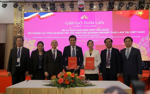 Quảng Trị mở rộng cửa đón nhà đầu tư Thái Lan - Ảnh 1. Để thắt chặt mối quan hệ hợp tác giữa Thái Lan và Quảng Trị, tại chương trình đã diễn ra lễ ký kết hợp tác giữa Sở Ngoại vụ Quảng Trị và Hiệp hội Doanh nghiệp Thái Lan tại Việt Nam - Ảnh: Q.NAM