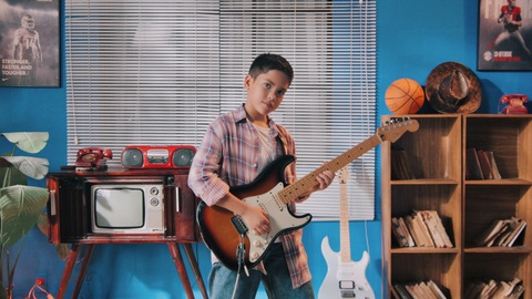 Rapper nhí lai 2 dòng máu - Shumo lần đầu hát tiếng Việt cực yêu - Ảnh 4. Shumo tự chơi đàn và hát tiếng Việt đầy cảm xúc