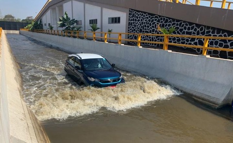 Chuyên gia giải đáp 'Có thể sạc xe điện dưới trời mưa không?' - Ảnh 3. Xe điện có thể lội nước, nhưng tốt hơn hết vẫn là tránh nước khi có thể - Ảnh: team-bhp