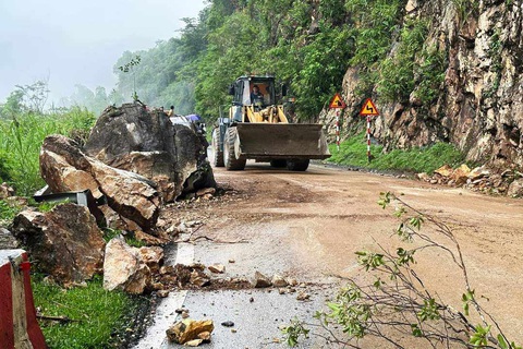 Sạt lở trên đèo Thung Khe, đá rơi đè trúng ô tô - Ảnh 3. Hiện trường vụ sạt lở đá trên đèo Thung Khe - Ảnh: Công an cung cấp