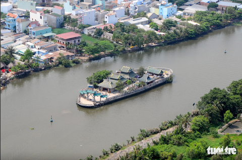 NHIỀU ĐIỂM DU LỊCH THÚ VỊ DỌC SÔNG SÀI GÒN - Ảnh 13. Bốn bề sông nước vây quanh miếu nổi Phù Châu - Ảnh: T.T.D
