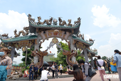 NHIỀU ĐIỂM DU LỊCH THÚ VỊ DỌC SÔNG SÀI GÒN - Ảnh 14. Người dân rủ nhau tới miếu chiêm bái, cầu xin an lành - Ảnh: T.T.D