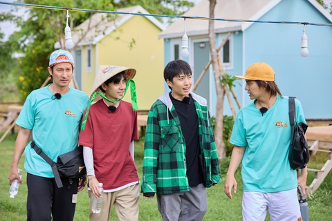 Duy Khánh bóc phốt Quỳnh Lý 'chôm tiền’ khi chơi gameshow - Ảnh 1. Huy Khánh - Quang Hùng MasterD, Duy Khánh - Cody làm nhân viên phục vụ khu cắm trại