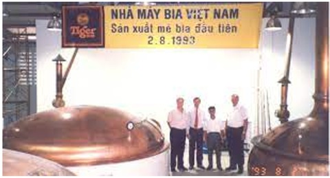 Mãnh hổ Á châu: Hành trình ‘30 năm cùng nhau bản lĩnh’ với người Việt - Ảnh 9. Năm 1993, mẻ bia Tiger đầu tiên ra đời trong niềm hân hoan của những người sáng lập với một sứ mệnh là ‘giới thiệu tinh hoa và sự sôi động đầy sức sống của châu Á ra thế giới’ qua loại bia có hương vị và chất lượng hảo hạng nhất.