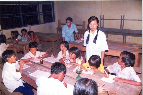 30 năm Mùa hè xanh - hành trình khát khao cống hiến - Kỳ 1: Những ngày đầu sinh viên tình nguyện - Ảnh 2. Những buổi học của lớp xóa mùa chữ ngày ấy - Ảnh: CÔNG TRIỆU chụp lại