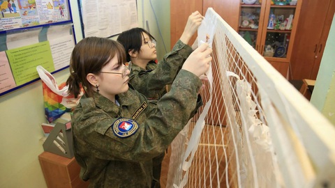 Tổng thống Putin cung cấp bảo hiểm nhân thọ cho các tình nguyện viên - Ảnh 1. Các tình nguyện viên trẻ tại thành phố Dolgoprudny, thuộc vùng Matxcơva đan lưới ngụy trang cho máy bay chiến đấu - Ảnh: INDOLGOPRUD