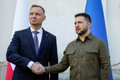 Tổng thống Ukraine Volodymyr Zelensky (phải) gặp người đồng cấp Ba Lan Andrzej Duda ngày 9-7 - Ảnh: REUTERS Tổng thống Ukraine Volodymyr Zelensky (phải) gặp người đồng cấp Ba Lan Andrzej Duda ngày 9-7 - Ảnh: REUTERS