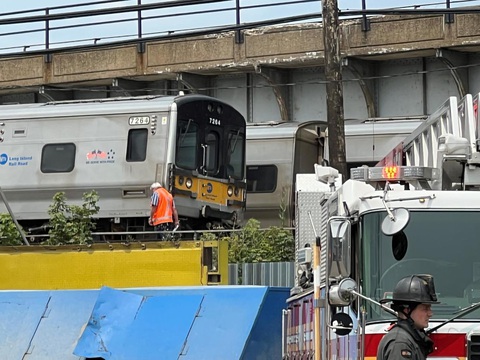 Ít nhất 7 người bị thương khi một đoàn tàu trật bánh ở Queens vào ngày 3-8 - Ảnh: REUTERS Ít nhất 7 người bị thương khi một đoàn tàu trật bánh ở Queens vào ngày 3-8 - Ảnh: REUTERS