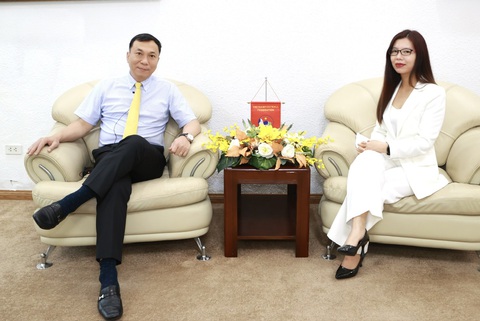 Trực tiếp: Chủ tịch VFF đang bàn về mục tiêu World Cup của bóng đá Việt Nam - Ảnh 1. Chủ tịch VFF Trần Quốc Tuấn (trái) chia sẻ cảm xúc khi tuyển nữ Việt Nam được tham dự World Cup nữ 2023 - Ảnh: NGUYỄN KHÁNH