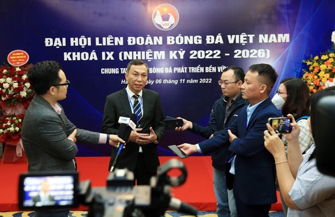 Trực tiếp: Chủ tịch VFF bàn về mục tiêu World Cup của bóng đá Việt Nam - Ảnh 3. Ông Trần Quốc Tuấn trả lời truyền thông về mục tiêu của bóng đá Việt Nam trong nhiệm kỳ 9 sau khi trúng cử chủ tịch VFF - Ảnh: VFF