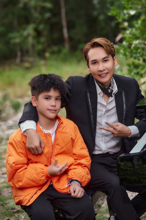 Rapper nhí lai 2 dòng máu - Shumo lần đầu hát tiếng Việt cực yêu - Ảnh 5. Rapper nhí Shumo và thầy Trần Vũ