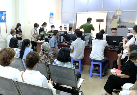 Xác nhận cư trú online: Dân vẫn gặp khó - Ảnh 2. Công an TP.HCM cấp căn cước công dân gắn chip và tài khoản định danh điện tử cho người dân, là cơ sở để người dân có thể thực hiện trực tuyến các thủ tục liên quan. Trong ảnh: người dân làm căn cước công dân tại Công an quận Tân Bình, TP.HCM - Ảnh: T.T.D.