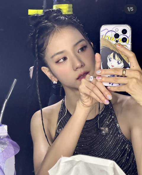 BlackPink 'xả ảnh' lưu luyến Việt Nam - Ảnh 7. Sau Born Pink, Jisoo cũng chính thức công khai hẹn hò - Ảnh chụp màn hình