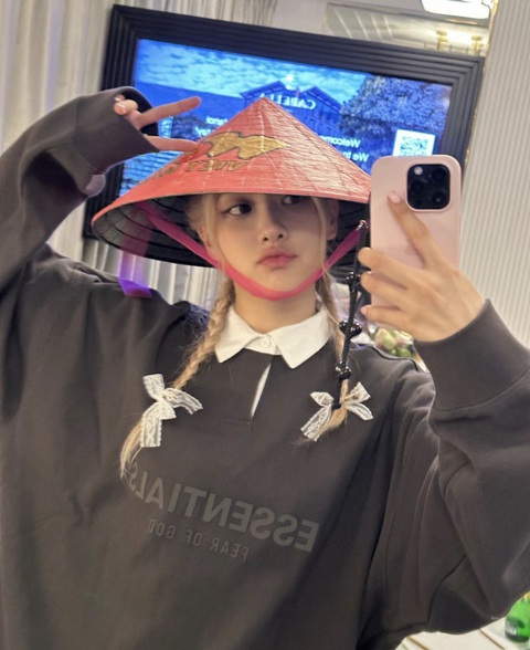 BlackPink 'xả ảnh' lưu luyến Việt Nam - Ảnh 4. Rosé xả loạt ảnh độc ở Hà Nội cùng nón lá và loạt biểu cảm dễ thương - Ảnh chụp màn hình