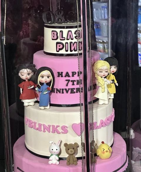 BlackPink 'xả ảnh' lưu luyến Việt Nam - Ảnh 5. Đặc biệt, "bông hồng nước Úc" còn khoe chiếc bánh gato đặc biệt do fan gửi tặng - Ảnh chụp màn hình