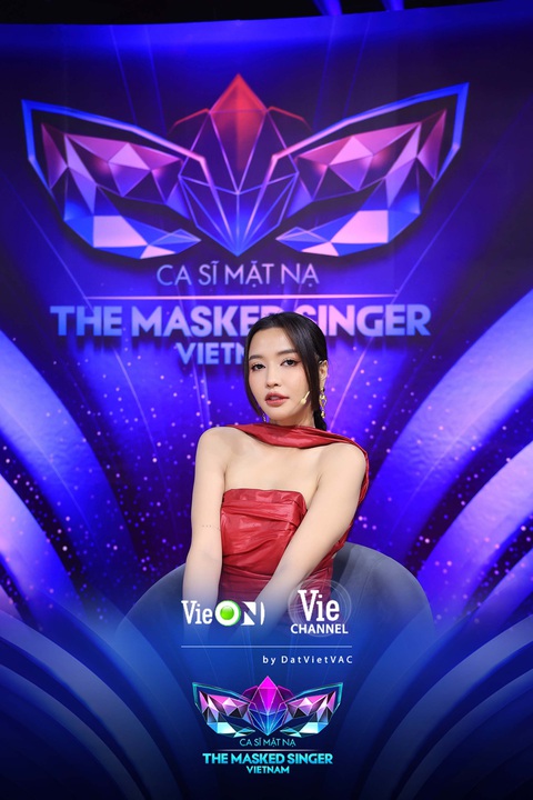 'Vựa muối' Bích Phương thủ sẵn nốt ruồi “phong thủy” để đoán mascot The masked singer Vietnam Mùa 2 - Ảnh 2. Bích Phương lần đầu ngồi ghế cố vấn với nhiều bỡ ngỡ. Cô còn cẩn thận chấm nốt ruồi phong thủy rất to ở ngay lỗ tai để nghe cho thính.