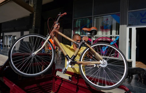Xe đạp tre tràn xuống đường phố Cuba - Ảnh 2. Velo Cuba là một cửa hàng xe đạp đồng thời là một công ty du lịch, chuyên sản xuất các loại xe nhẹ, thân thiện với môi trường. Được Đại sứ quán Hà Lan ở Cuba tài trợ, họ đã làm ra những chiếc xe đạp tre bền, nhẹ, giá phải chăng - Ảnh: Reuters
